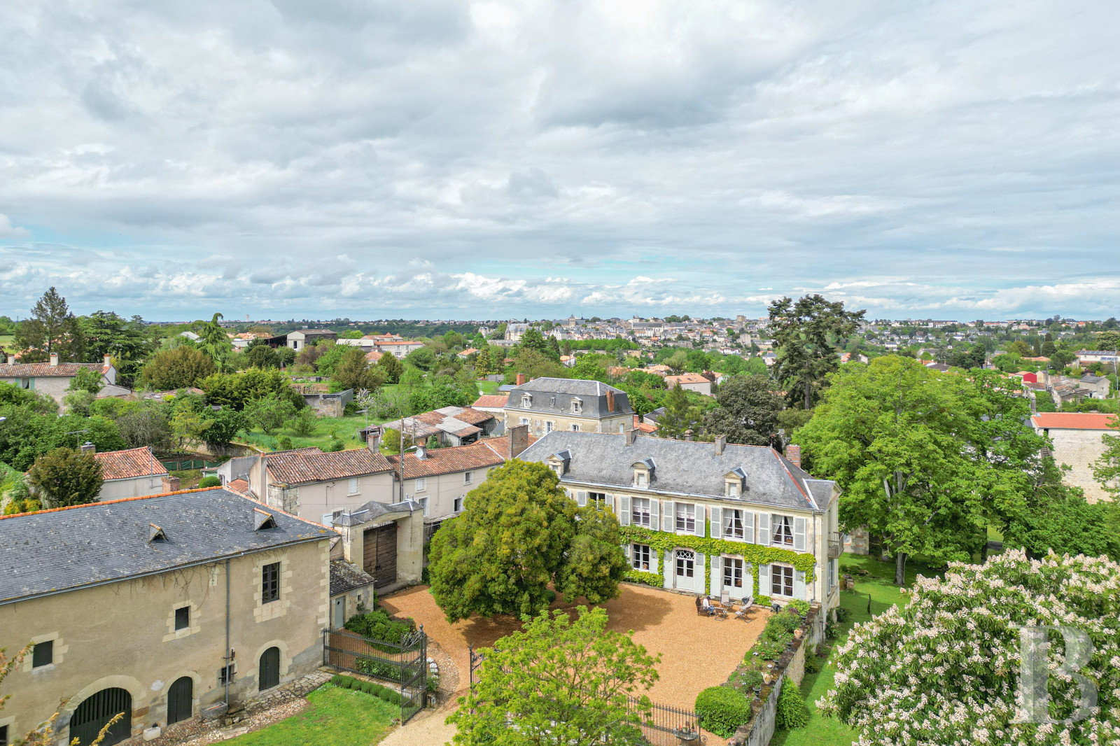 Dans les Deux-Sèvres, à Saint-Jean-de-Thouars, une maison de famille du 19e siècle bordée d’un parc - photo  n°2